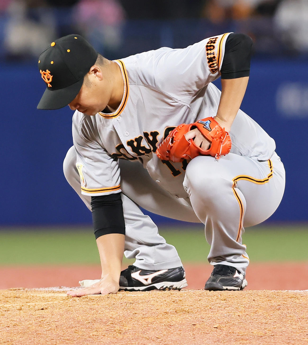 ヤクルト対巨人　マウンドに手をつく巨人大竹（撮影・足立雅史）