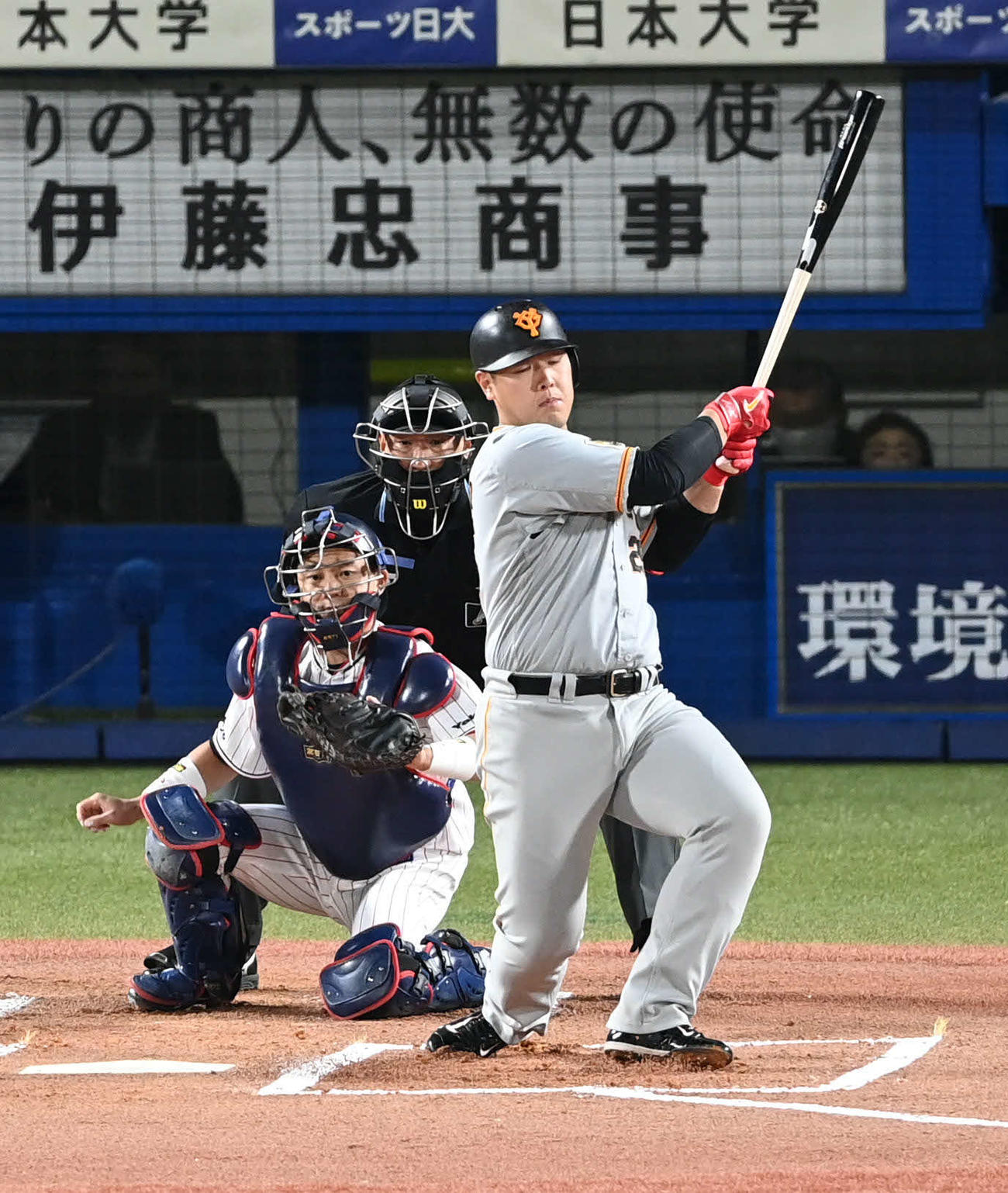 ヤクルト対巨人　1回表巨人1死一、二塁、岡本和は空振り三振に倒れる（撮影・山崎安昭）