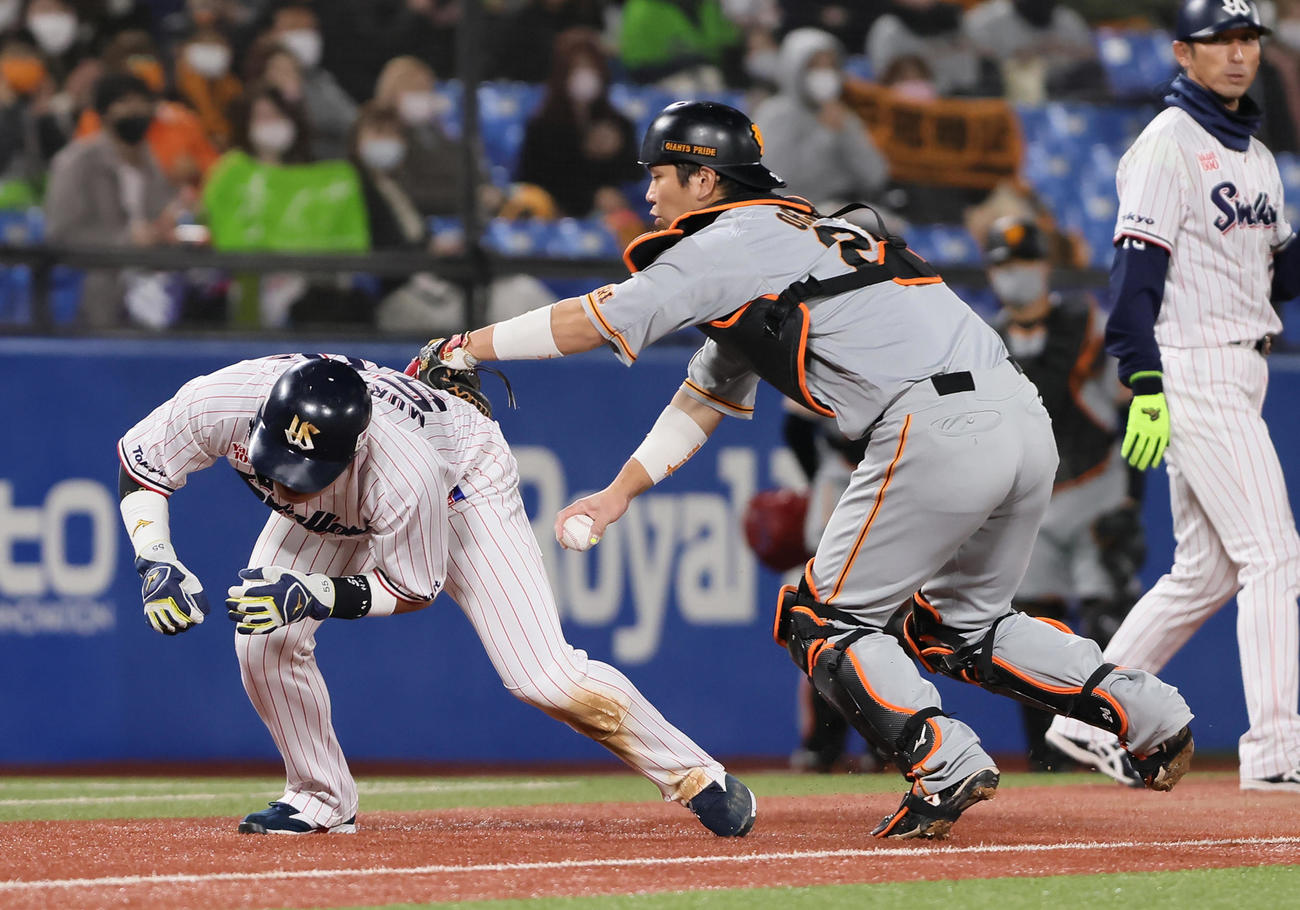 ヤクルト対巨人　4回裏ヤクルト1死二、三塁、三塁走者村上（左）は三本間でタッチアウト。捕手大城（撮影・足立雅史）