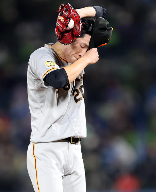 ヤクルト対巨人　4回裏ヤクルト2死満塁、原に3点適時二塁打を打たれ、汗をぬぐう戸郷（撮影・狩俣裕三）