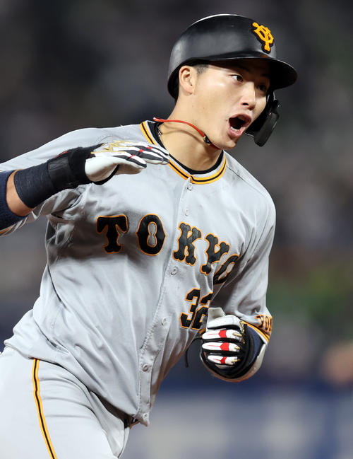 ヤクルト対巨人　6回表巨人2死一、三塁、3点本塁打を放ち、ほえる広岡（撮影・狩俣裕三）
