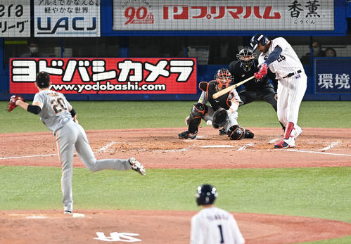 ヤクルト対巨人　4回裏ヤクルト無死満塁、サンタナは中前に2点適時打を放つ。投手戸郷（撮影・山崎安昭）