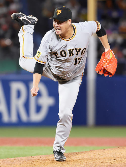 ヤクルト対巨人　8回裏ヤクルト無死、サンタナを遊ゴロに仕留めた大竹（撮影・足立雅史）