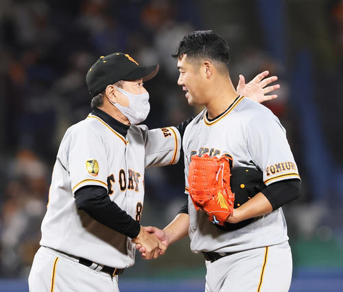 ヤクルト対巨人　8回、登板を終えた巨人大竹（右）をねぎらう原監督（撮影・足立雅史）