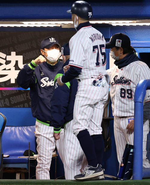 ヤクルト対巨人　試合後、マジックM2とし、ガッツポーズを見せる高津監督（左）（撮影・狩俣裕三）