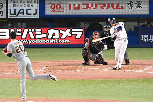 ヤクルト対巨人　4回裏ヤクルト無死、塩見は三塁内野安打を放つ。投手戸郷（撮影・山崎安昭）