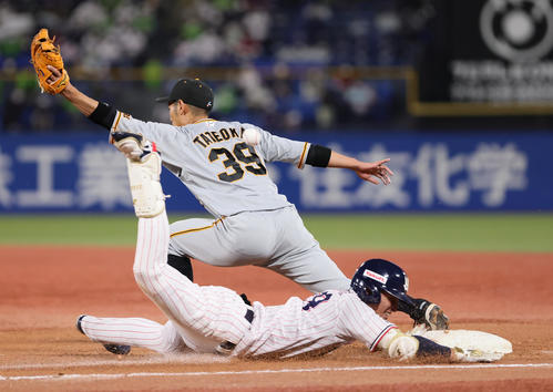 ヤクルト対巨人　6回裏ヤクルト2死、宮本（下）は遊撃への打球にヘッドスライディング、内野安打とする（撮影・足立雅史）
