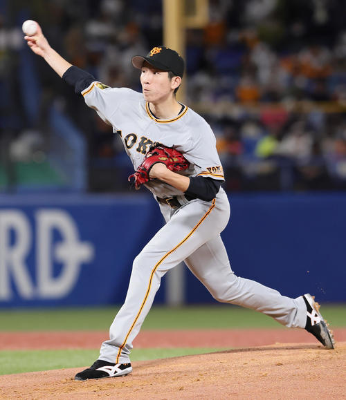 ヤクルト対巨人　巨人先発の戸郷（撮影・足立雅史）
