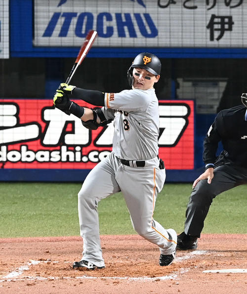 ヤクルト対巨人　3回表巨人1死二塁、丸は空振り三振に倒れる（撮影・山崎安昭）