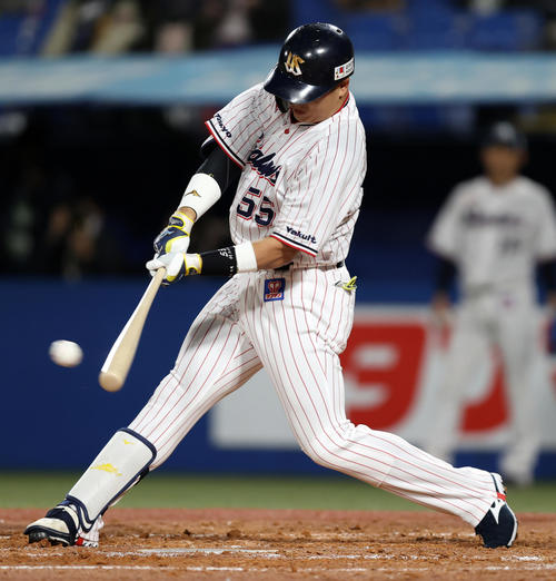 ヤクルト対巨人　4回裏ヤクルト無死満塁、先制適時打を放つ村上（撮影・狩俣裕三）