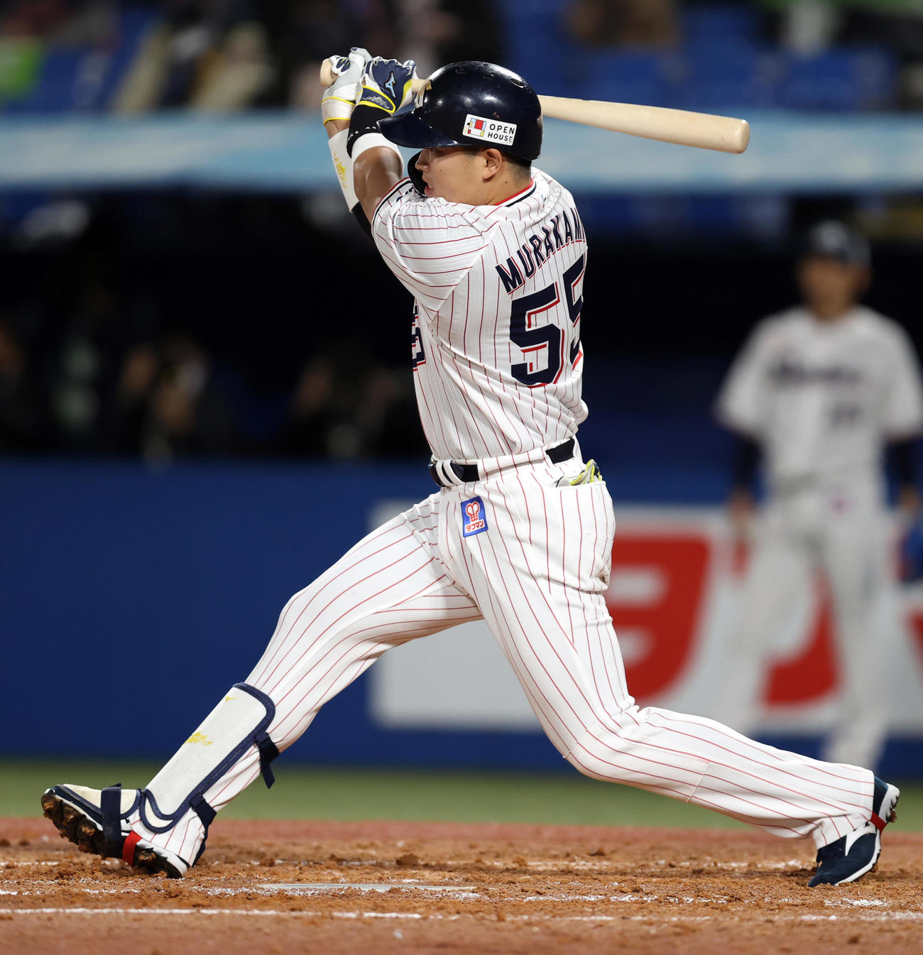 ヤクルト対巨人　4回裏ヤクルト無死満塁、先制適時打を放つ村上（撮影・狩俣裕三）