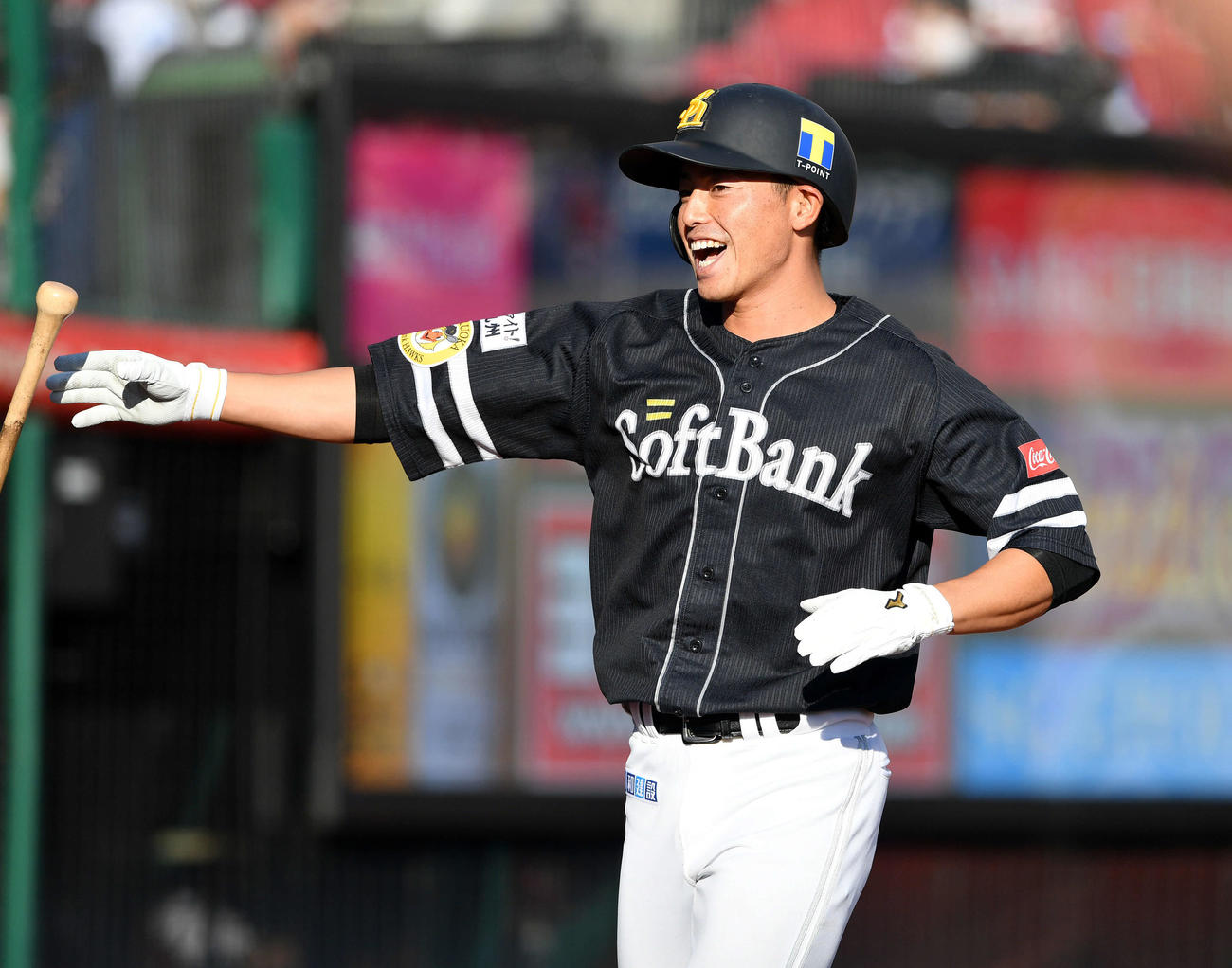 楽天対ソフトバンク　2回表ソフトバンク2死二、三塁、左越え3点本塁打を放った釜元は生還し笑顔を見せる（撮影・滝沢徹郎）