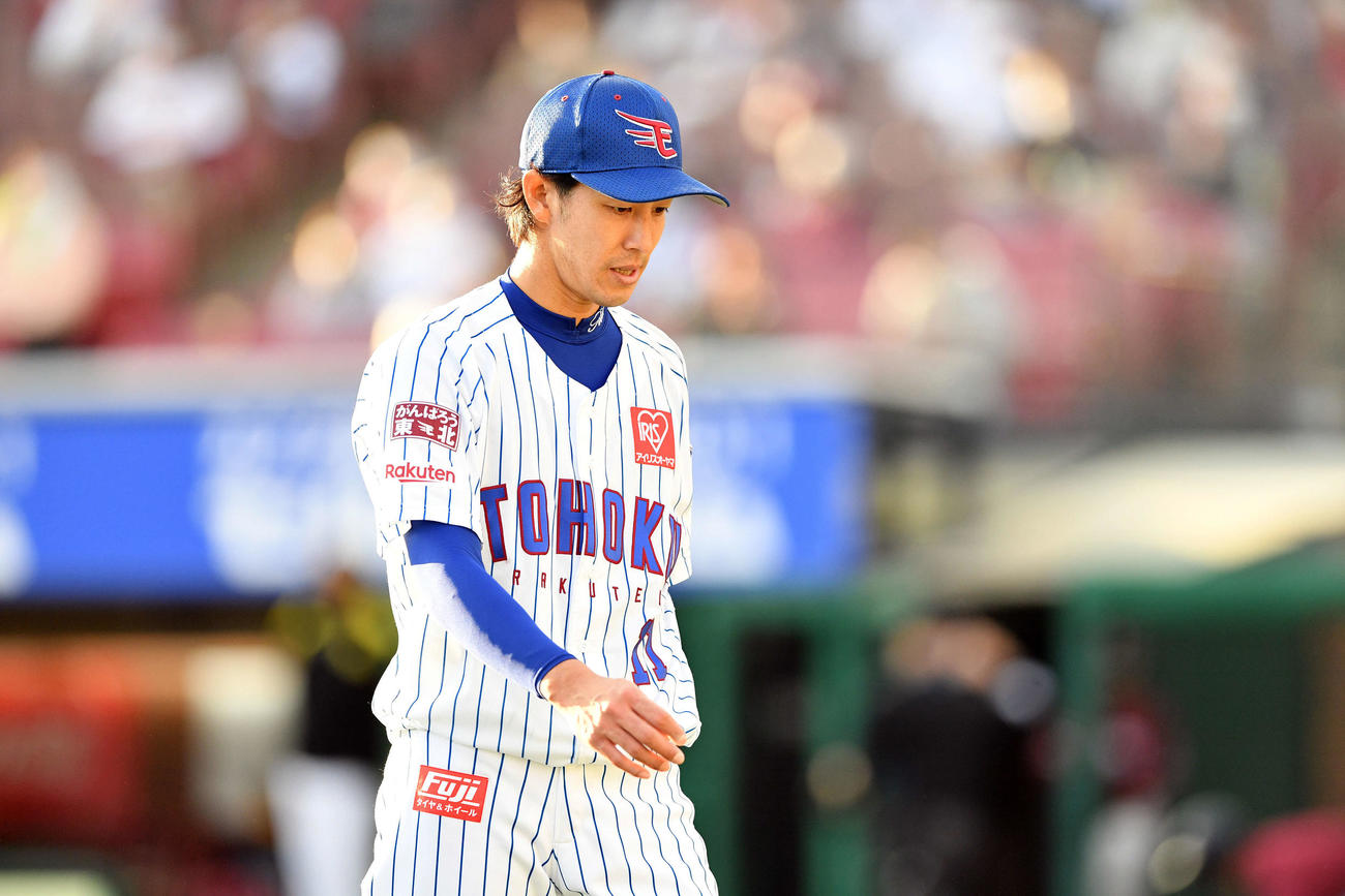 楽天対ソフトバンク　6回を投げ終え悔しげな表情でベンチへ引き揚げる楽天先発の岸（撮影・滝沢徹郎）