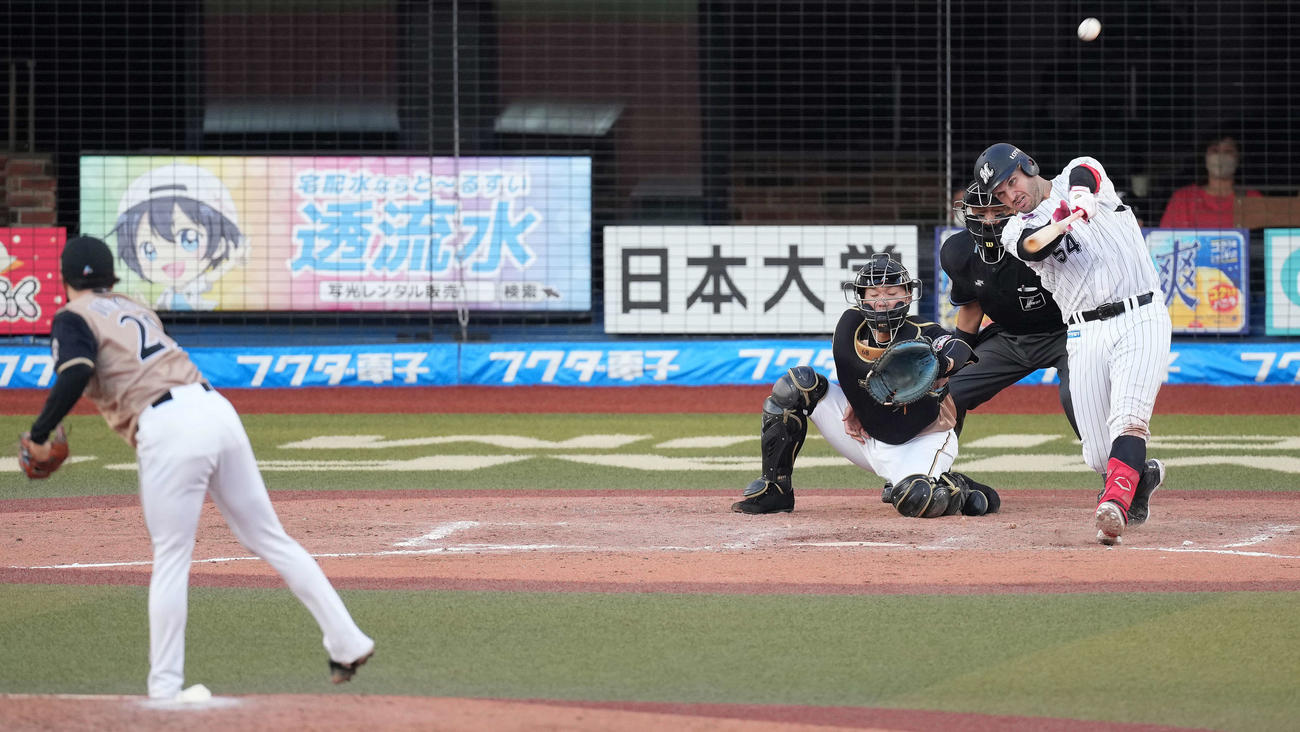 ロッテ対日本ハム　8回裏ロッテ無死、左越えソロ本塁打を放つレアード。投手井口（撮影・鈴木みどり）