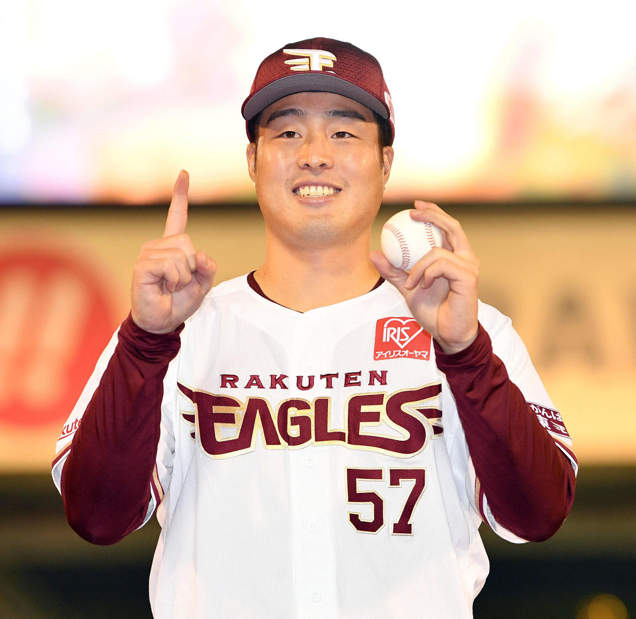 楽天対ソフトバンク　10勝目を挙げた楽天滝中は指とボールで「10」を作り記念撮影する（撮影・滝沢徹郎）