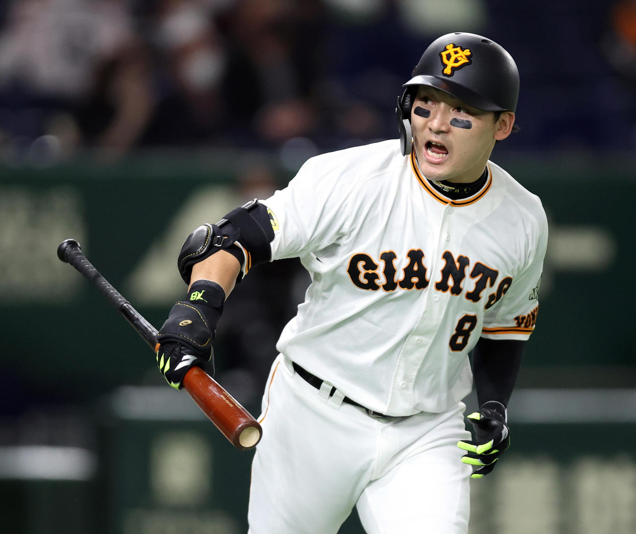 巨人対ヤクルト　1回裏巨人無死一、三塁、先制3点本塁打を放ち、雄たけびを上げる丸（2021年10月23日撮影）