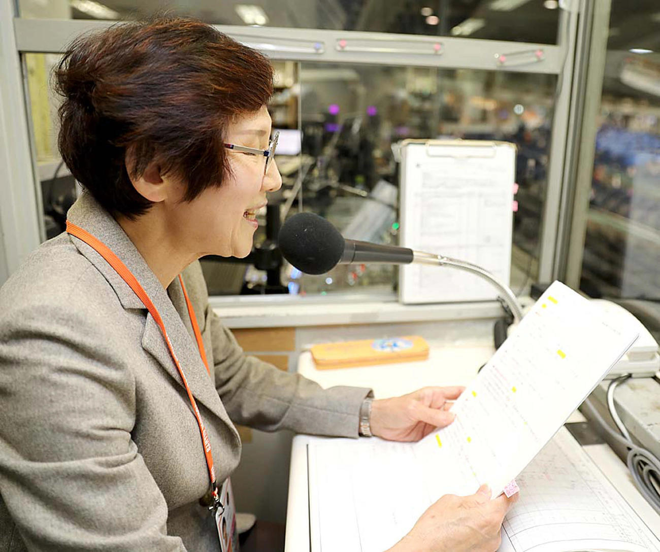 最後のアナウンスを行う引退するウグイス嬢の山中美和子さん（球団提供）
