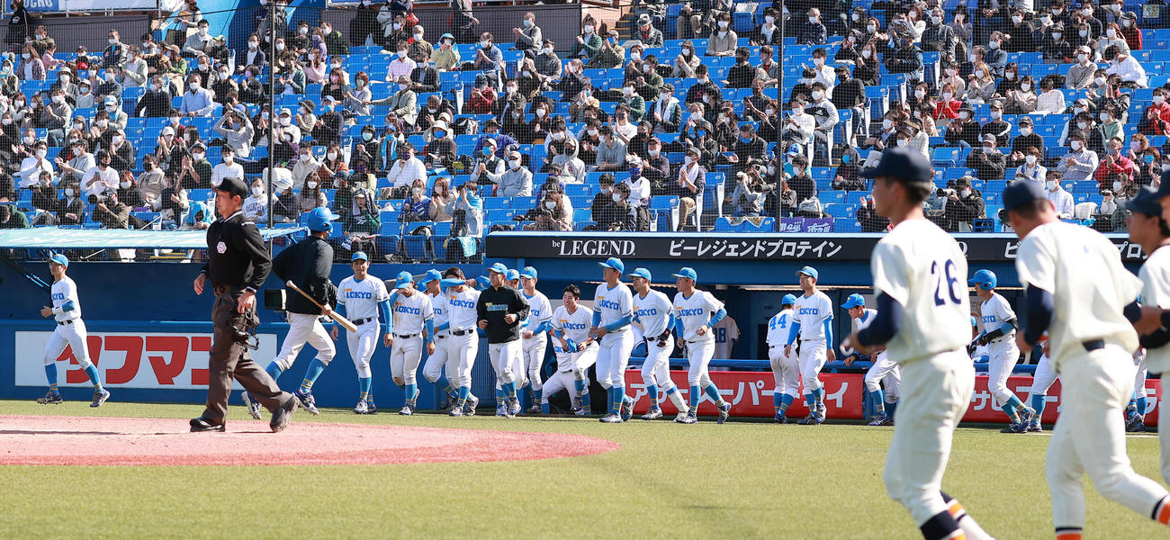 法大対東大　スコアレスドローに終わり、整列に向かう東大の選手たち（撮影・野上伸悟）