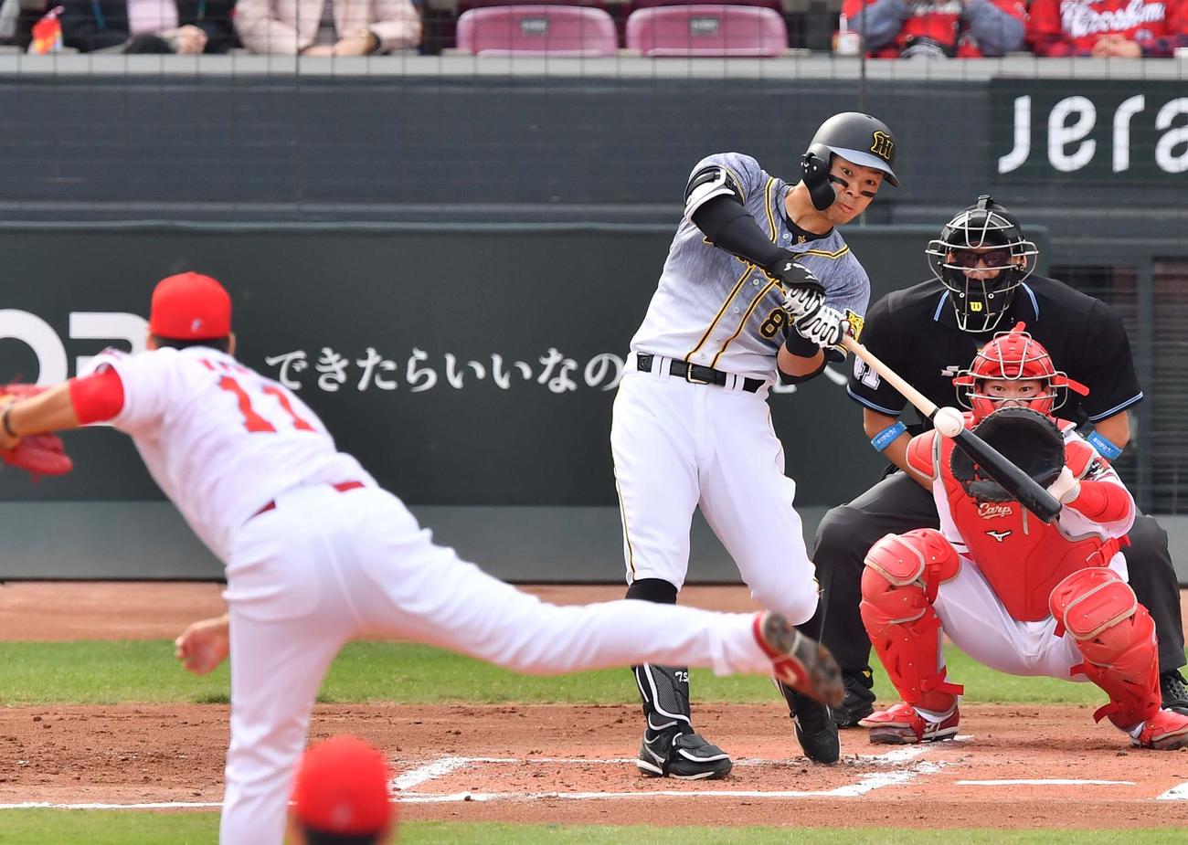 広島対阪神　2回表阪神1死一、三塁、右越えへ先制3点本塁打を放つ佐藤輝（撮影・上田博志）