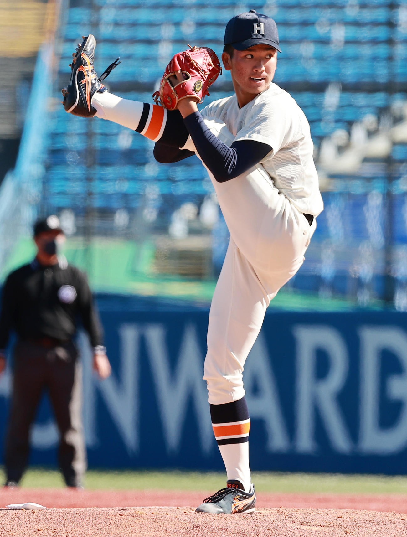 法大対東大　力投する法大先発の篠木（撮影・野上伸悟）
