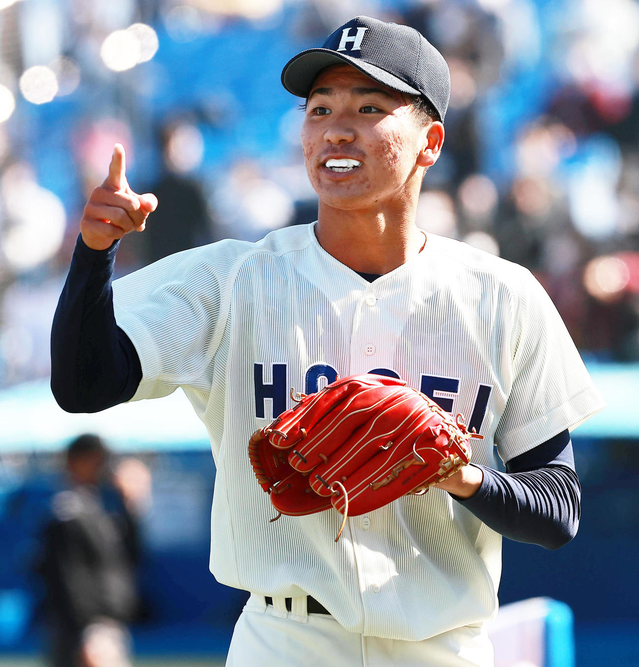 法大対東大　6回裏まで無失点で終え笑顔でベンチに戻る法大・篠木（撮影・野上伸悟）