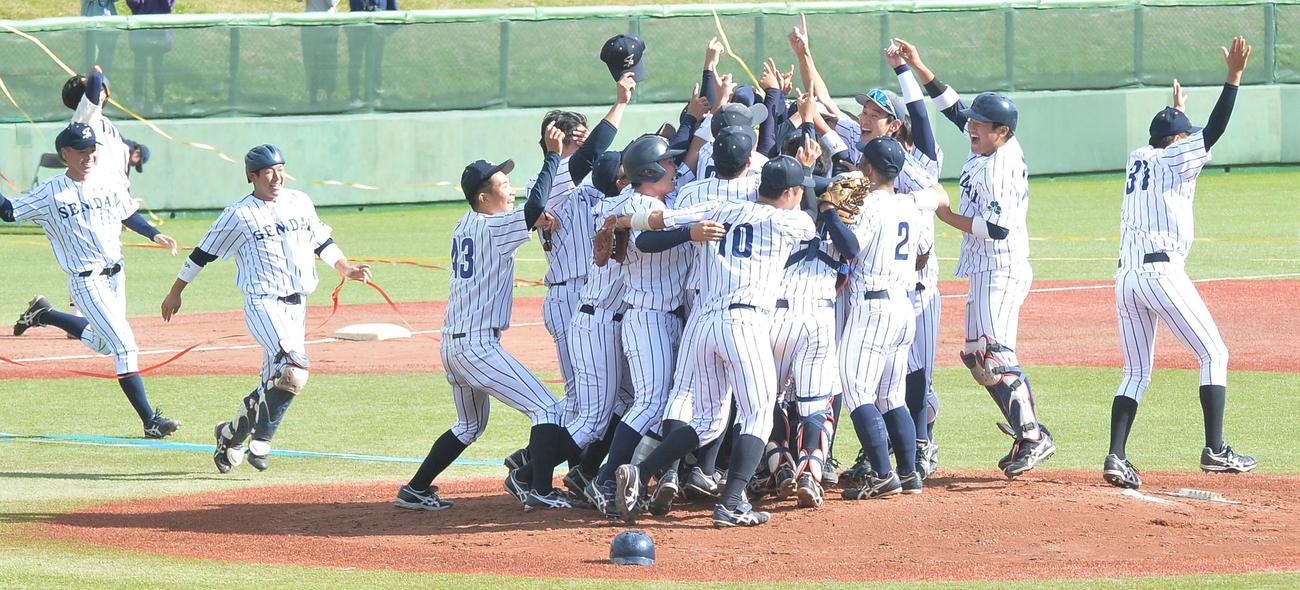 仙台大対東北福祉大　優勝し歓喜の輪をつくる仙台大ナイン（撮影・佐藤究）