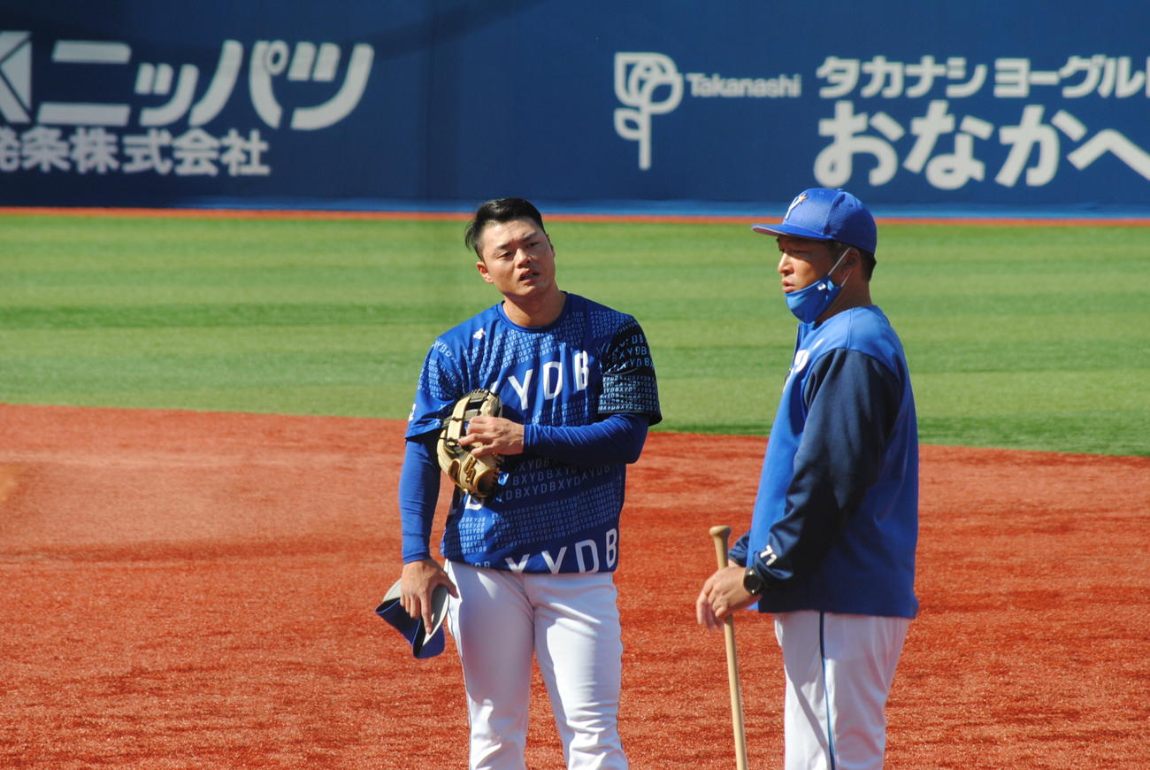 小池コーチ（右）から教わりながら一塁の守備練習を行ったDeNA細川外野手
