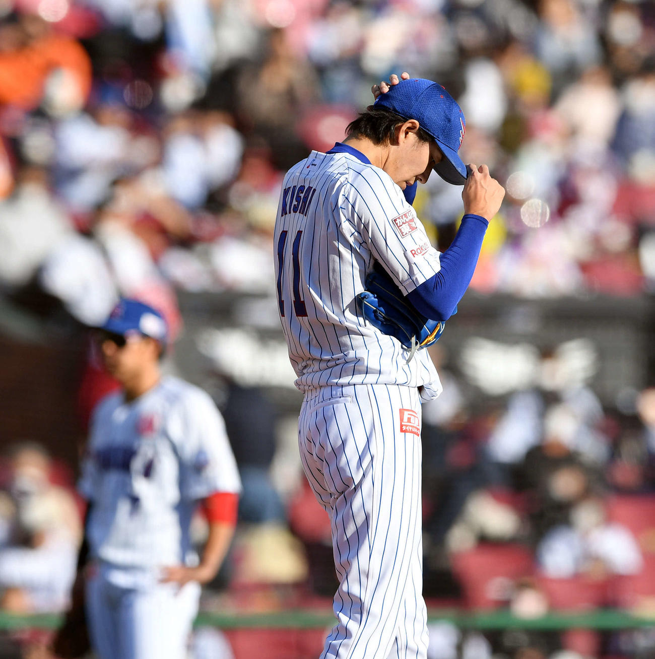 楽天対ソフトバンク　2回表、先制を許し帽子をかぶり直す楽天先発の岸（撮影・滝沢徹郎）