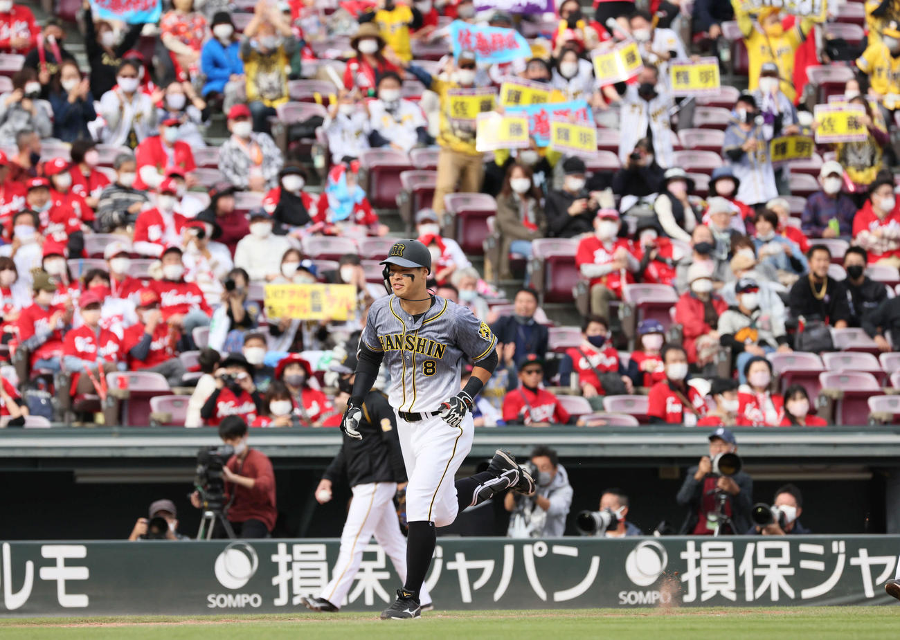 広島対阪神　2回表阪神1死一、三塁、先制右越え3点本塁打を放った佐藤輝（撮影・加藤孝規）