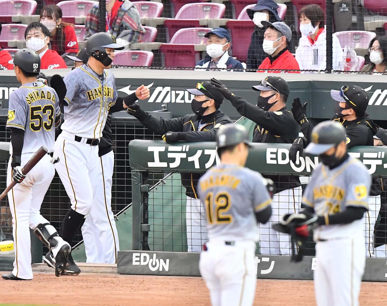 広島対阪神　8回表阪神無死二、三塁、坂本の適時三塁打で生還した佐藤輝（左から2人目）を出迎える矢野監督（左から3人目）（撮影・上田博志）