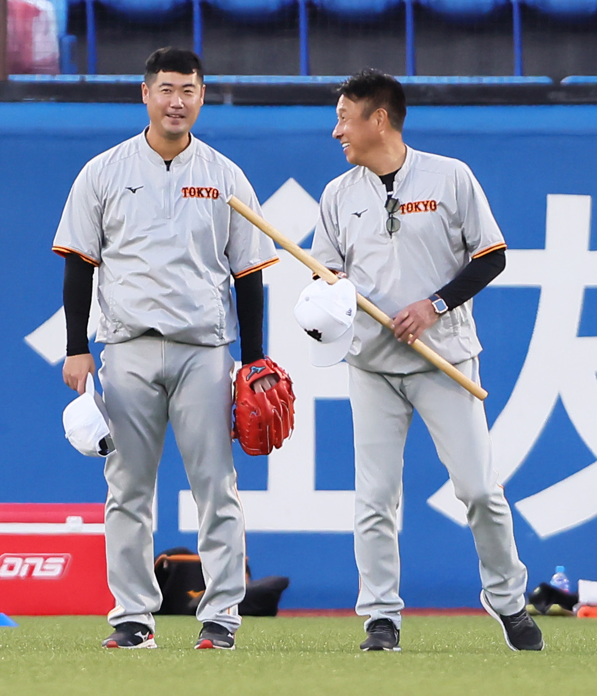 試合前、談笑する巨人の大竹（左）と宮本コーチ（撮影・足立雅史）