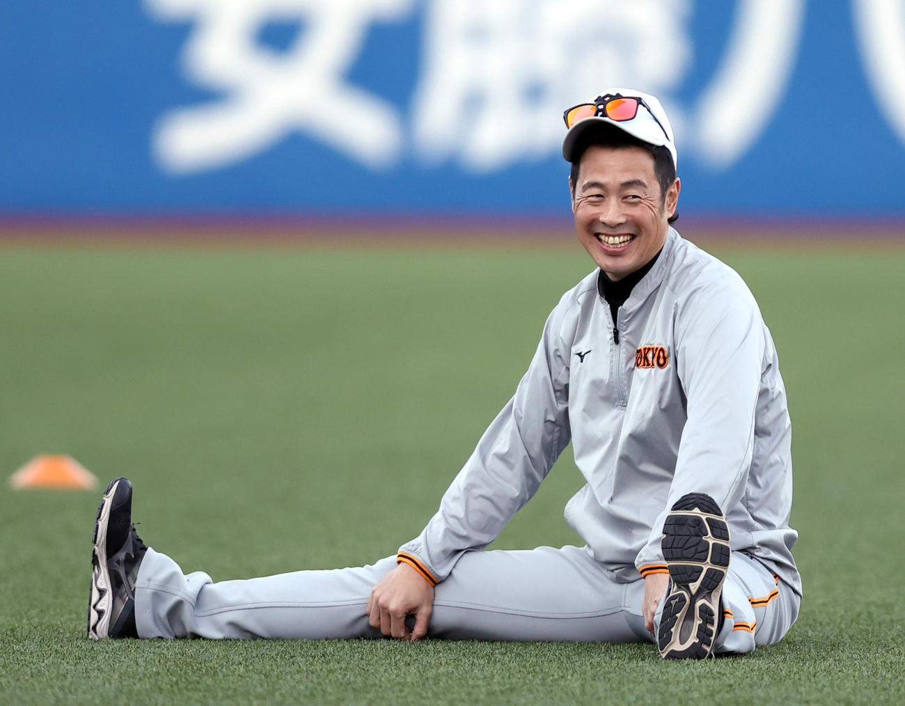 ヤクルト対巨人　試合前、リラックスした表情を見せる亀井（撮影・狩俣裕三）