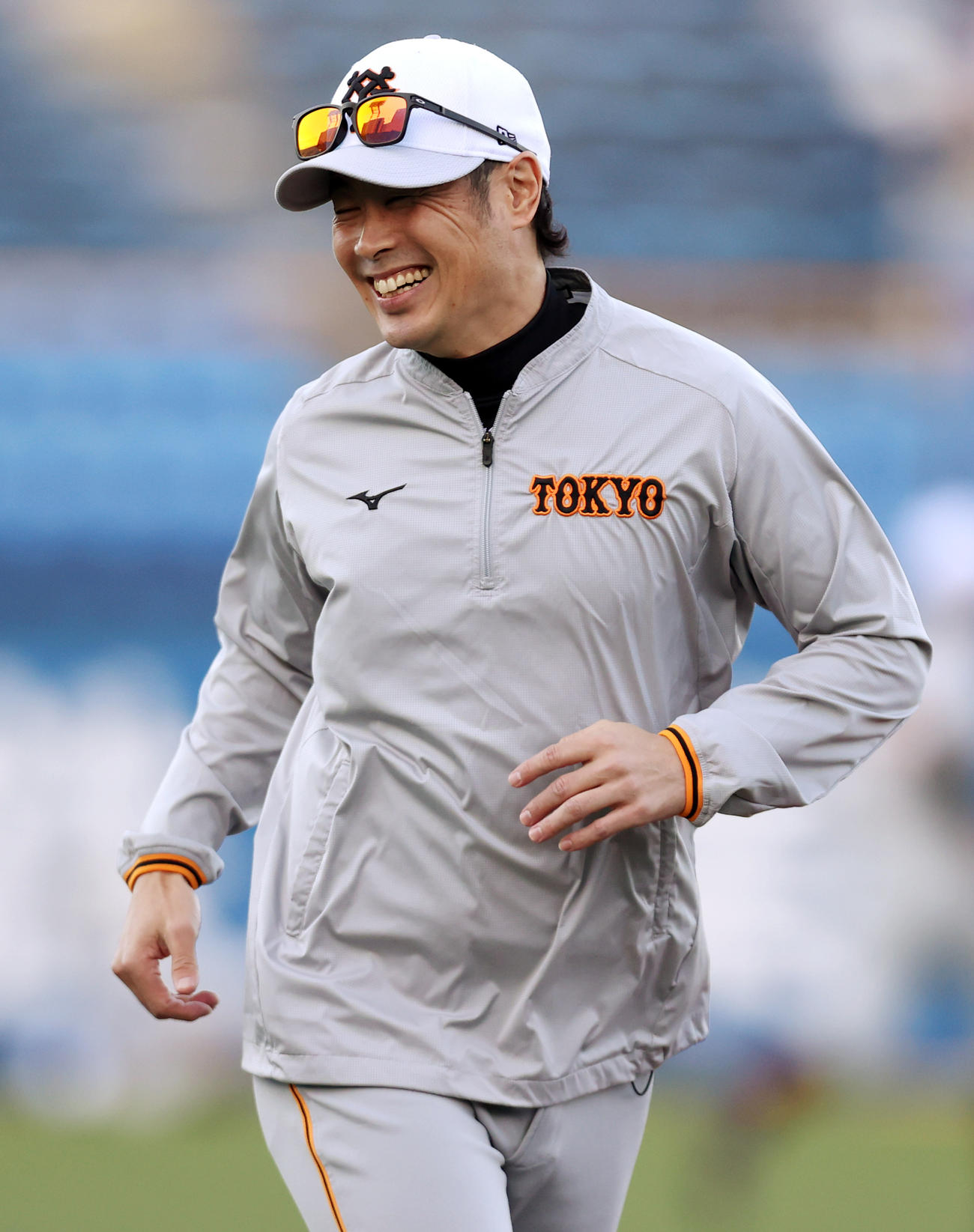 ヤクルト対巨人　試合前、笑顔を見せる亀井（撮影・狩俣裕三）