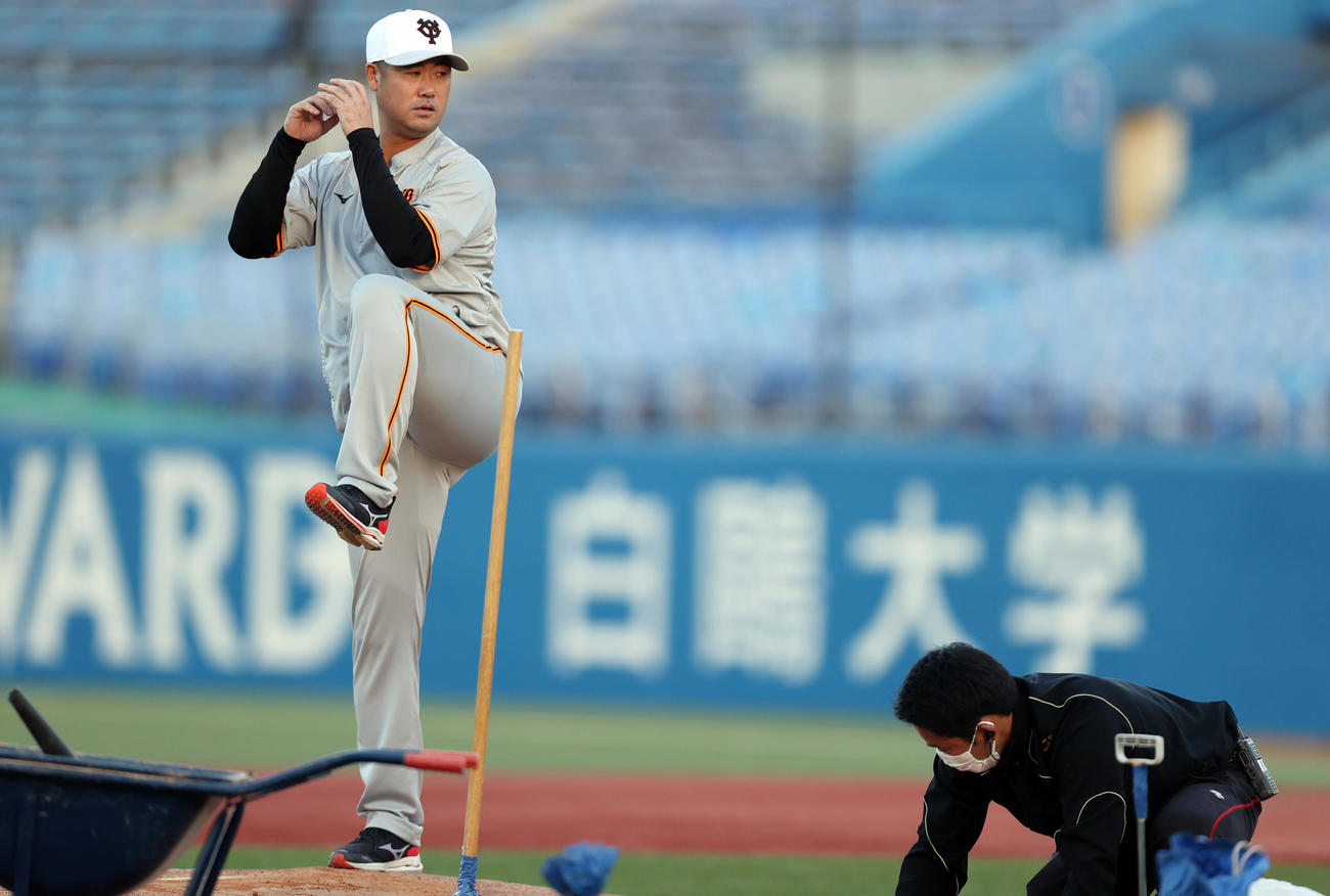ヤクルト対巨人　試合前、マウンドの確認をする大竹（撮影・狩俣裕三）