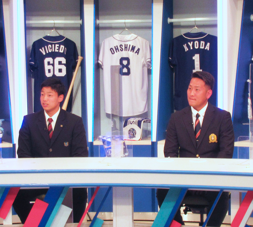 地元CBCテレビの「サンデードラゴンズ」に出演した中日ドラフト4位味谷（左）と同6位福元（撮影・伊東大介）