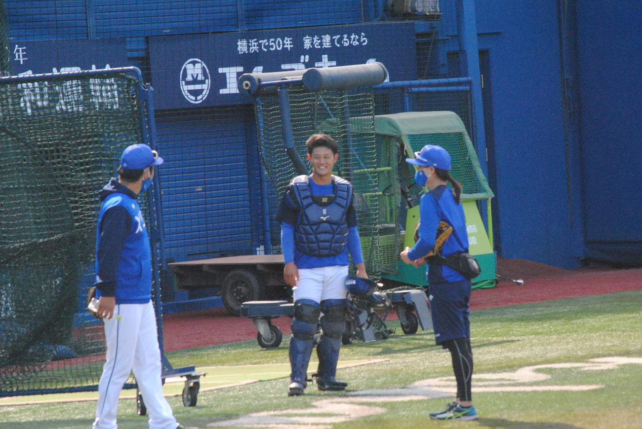 前日にプロ初出場で初安打を放ったDeNA益子捕手は最後までグラウンドに居残って練習した