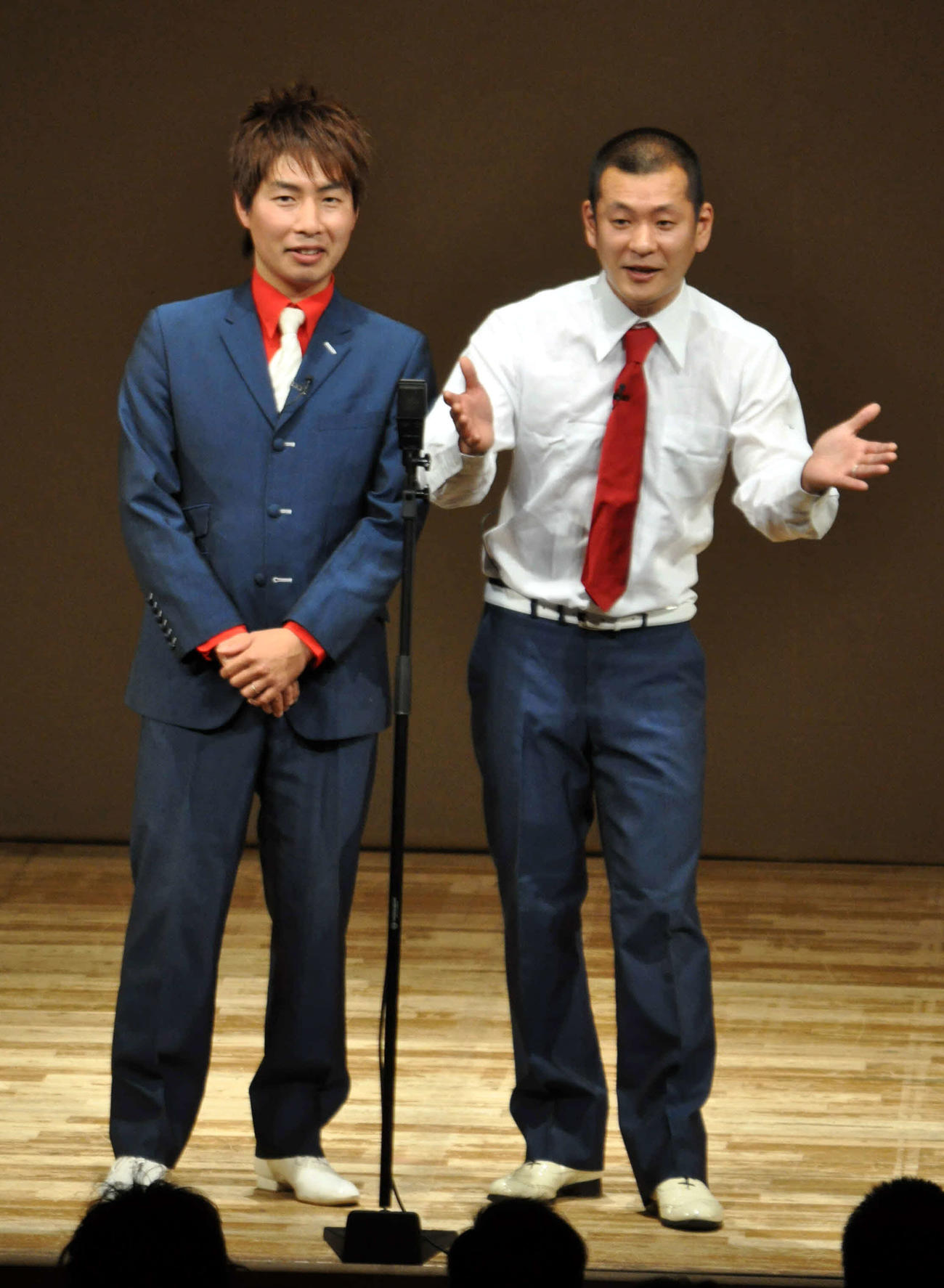 U字工事の益子卓郎（右）と福田薫（2011年11月14日撮影）