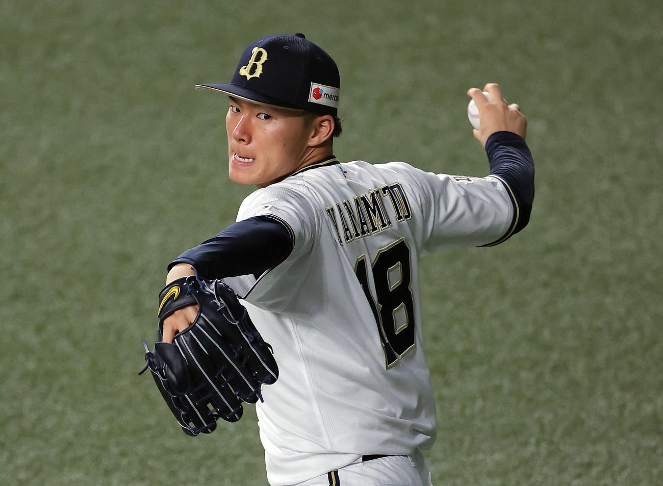 キャッチボールで調整するオリックス山本（撮影・前田充）