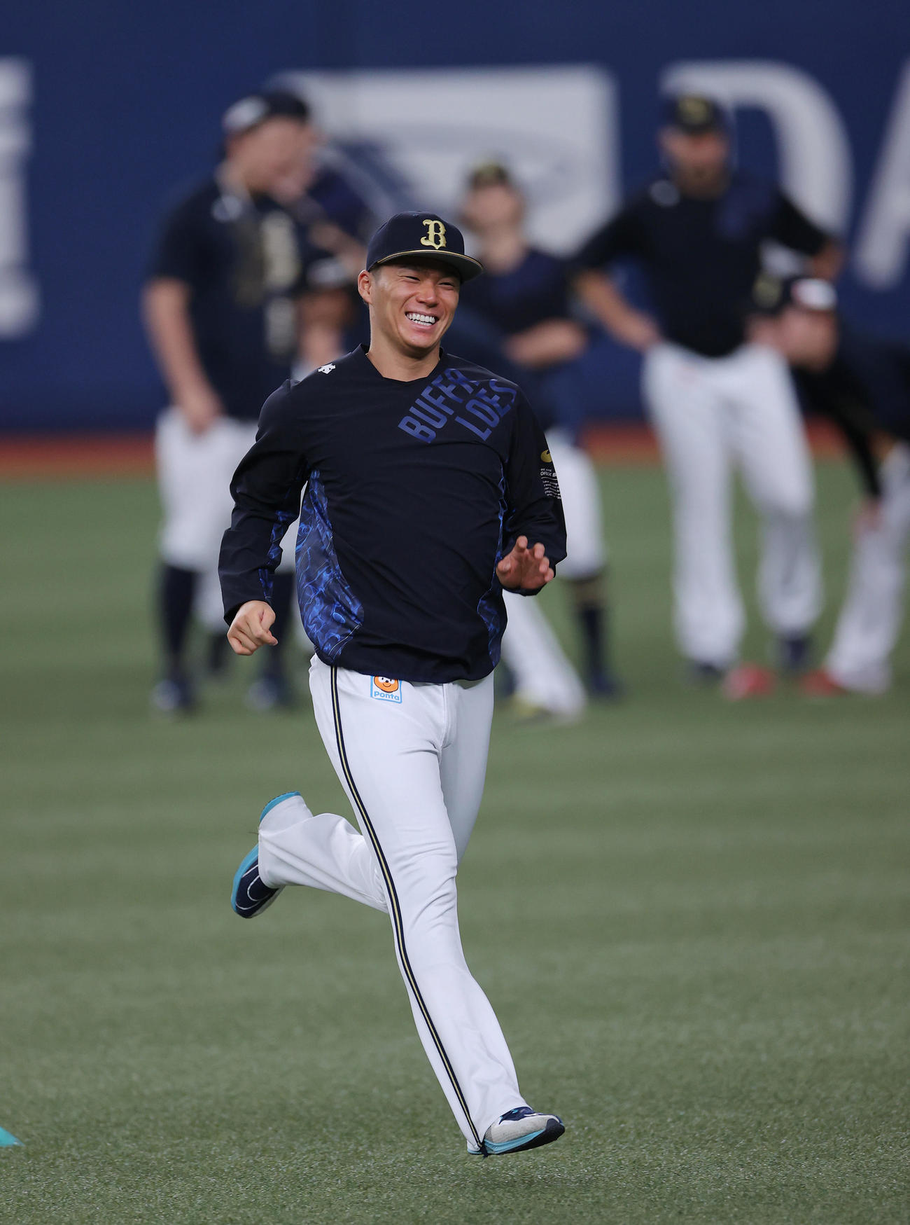 笑顔でダッシュするオリックス山本（撮影・前田充）