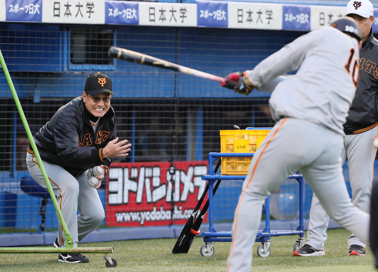 試合前、巨人原監督（左）は中田の打撃指導を行う（撮影・足立雅史）