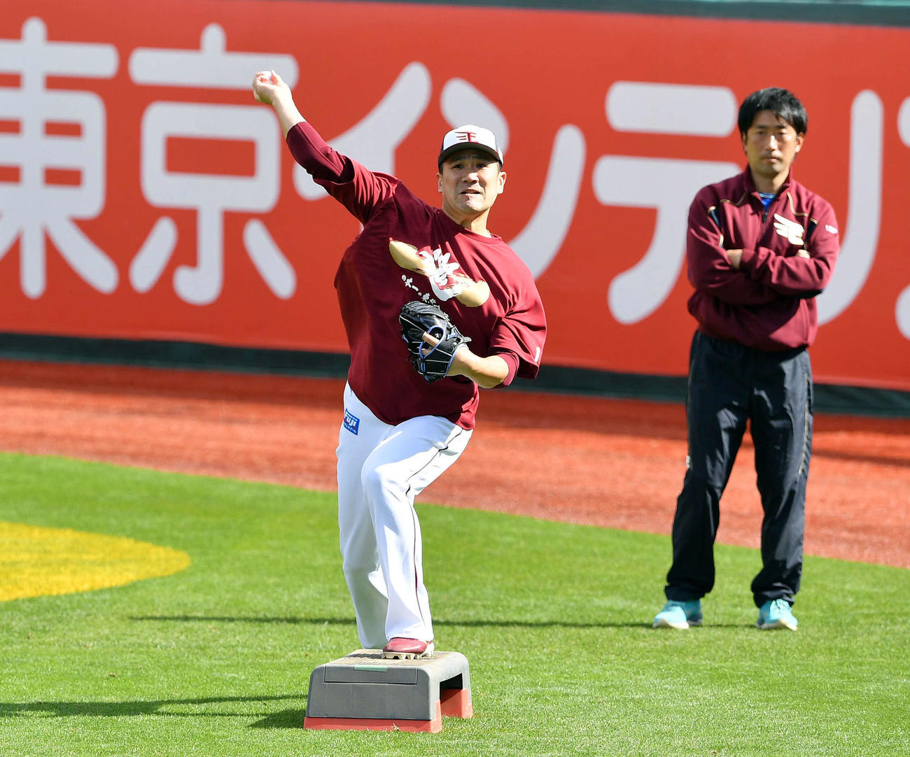 楽天対ソフトバンク　試合前練習のキャッチボールで調整する楽天田中将（撮影・滝沢徹郎）