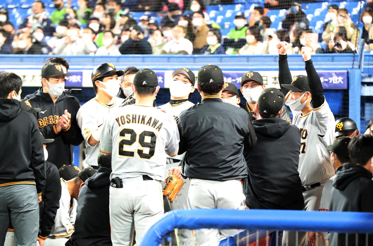 ヤクルト対巨人　試合前の円陣で声出しし、ガッツポーズを決める大竹（右）（撮影・狩俣裕三）