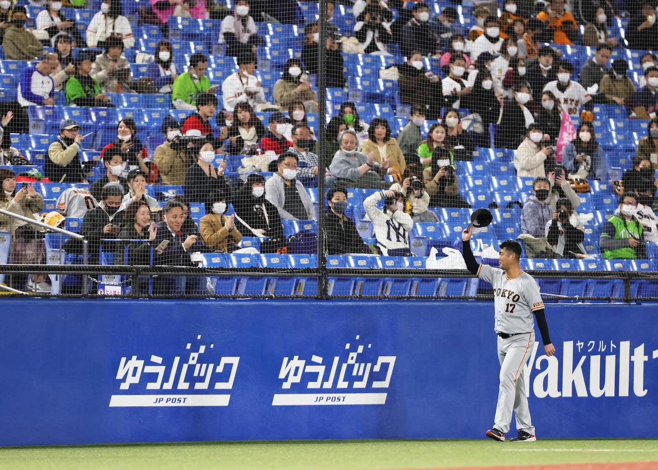 試合前、スタンドに手を振って応える巨人大竹（撮影・足立雅史）