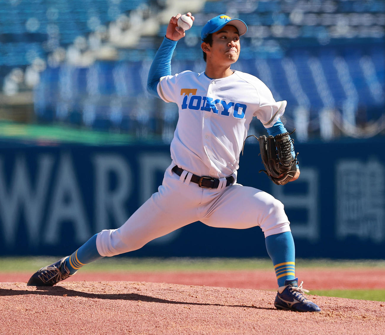 法大対東大　力投する東大先発の奥野（撮影・野上伸悟）