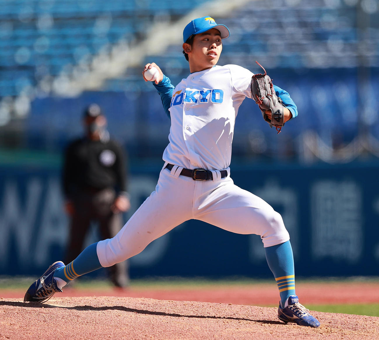 法大対東大　力投する東大・井沢（撮影・野上伸悟）