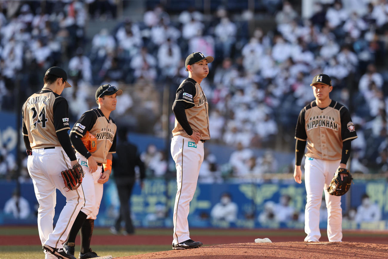 ロッテ対日本ハム　6回裏ロッテ2死一、二塁、連打を浴びマウンドで深呼吸する立野（中央）（撮影・垰建太）