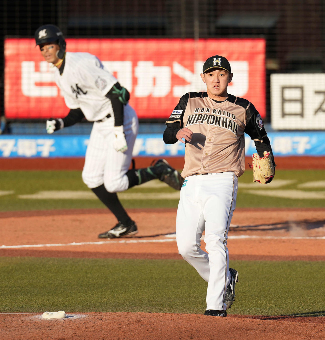 ロッテ対日本ハム　6回裏ロッテ2死一、二塁、岡に中前適時打を浴びる立野（撮影・鈴木みどり）