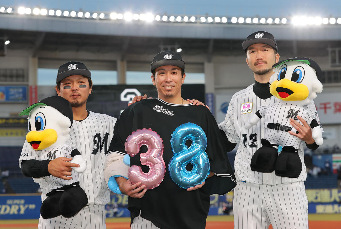 ロッテ対日本ハム　日本ハムに勝利し球団新記録となる38セーブを挙げたロッテ益田（中央）と笑顔で写真に納まる田村（左）と石川（撮影・垰建太）
