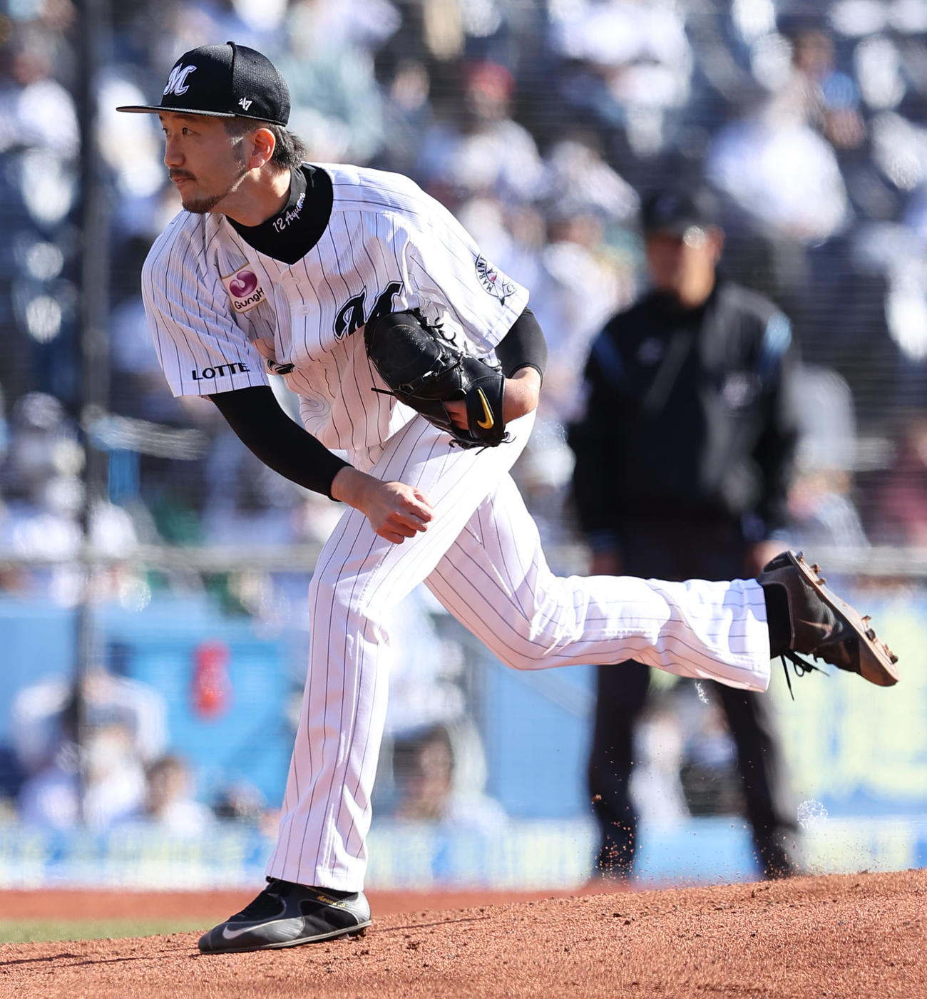 ロッテ対日本ハム　力投するロッテ先発の石川（撮影・垰建太）