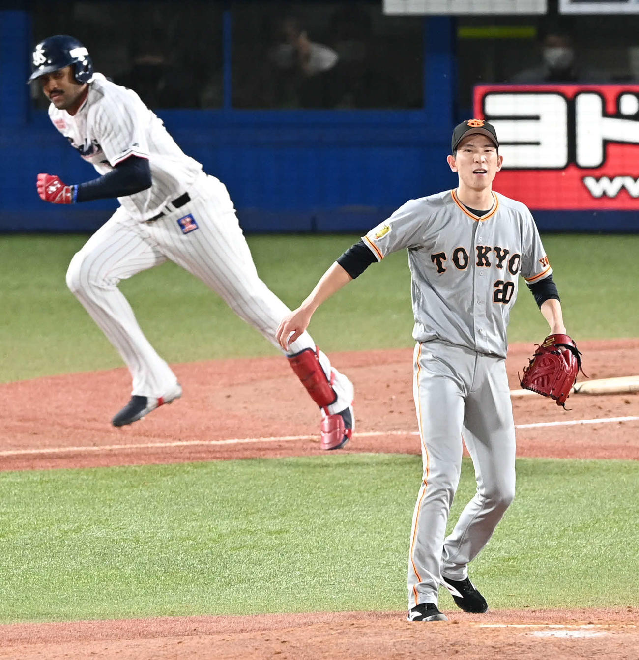 ヤクルト対巨人　4回裏ヤクルト無死満塁、戸郷はサンタナに2点適時打を許す（撮影・山崎安昭）